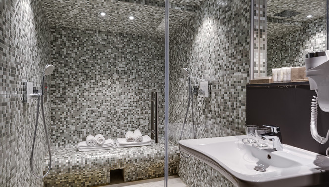 salle de bain avec douche double et hammam privé à Liège