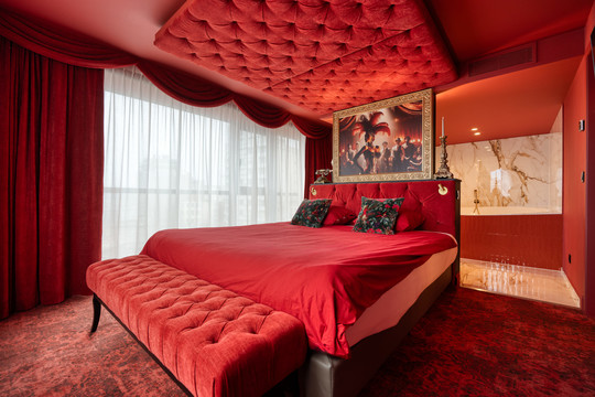 Découvrez la chambre raffinée de la Suite Cabaret Rouge à Liège, équipée d’un lit king size dans une ambiance glamour, avec jacuzzi privatif pour un séjour détente et romantique.