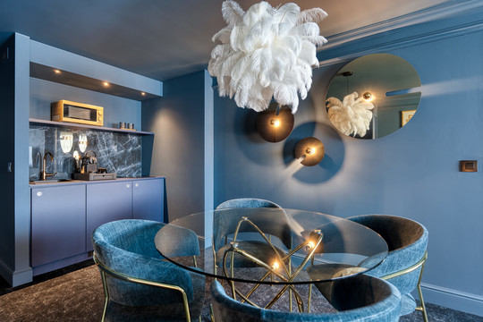 Un salon intime et raffiné aux tons chauds et détails dorés, parfait pour une soirée à deux dans la Suite Gatsby de l’hôtel Van der Valk Liège Congrès.