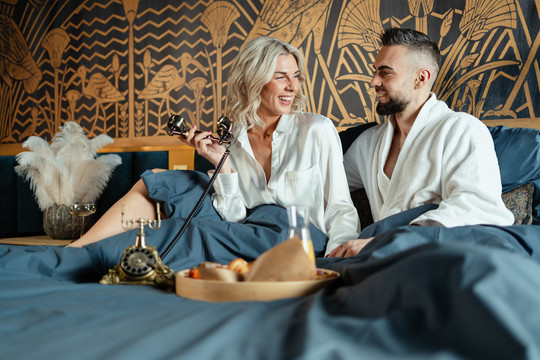 Profitez d’une escapade romantique dans une suite avec bain à bulles à Liège, parfaite pour un séjour en amoureux dans un cadre élégant et cosy.