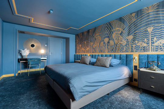 Plongez dans le raffinement de la Suite Gatsby, une chambre de luxe à Liège décorée dans un style Art Déco avec un lit king size pour une escapade romantique.